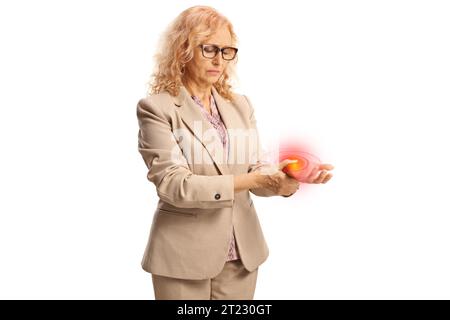 Femme souffrant d'inflammation dans le poignet isolé sur fond blanc Banque D'Images