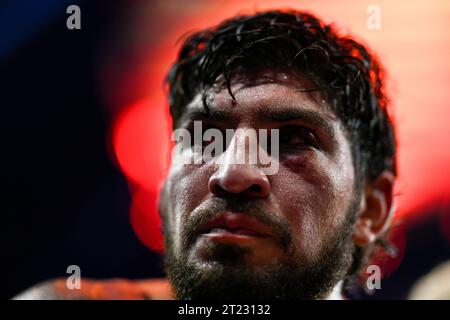 Manchester, Royaume-Uni. Dillon Danis tente une attaque de grappin sur Logan Paul lors de l'événement de boxe Prime Card à Manchester Arena. Paul a gagné par disqualification. Crédit : Benjamin Wareing / Alamy Live News Banque D'Images