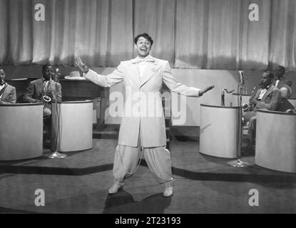 CAB CALLOWAY et son Cotton Club Orchestra dans une scène de STORMY WEATHER 1943 réalisateur ANDREW L. STONE 20th Century Fox Banque D'Images