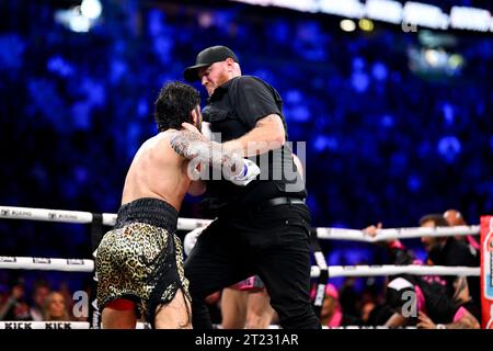 Manchester, Royaume-Uni. Dillon Danis tente une attaque de grappin sur Logan Paul lors de l'événement de boxe Prime Card à Manchester Arena. Paul a gagné par disqualification. Crédit : Benjamin Wareing / Alamy Live News Banque D'Images