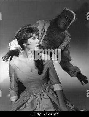 Une photo publicitaire d'YVONNE ROMAIN et OLIVER REED dans LA MALÉDICTION DU LOUP-GAROU 1961 réalisateur TERENCE FISHER roman GUY Endore scénario ANTHONY HINDS costume Design DOROTHY ARBUTHNOT maquillage ROY ASHTON musique BENJAMIN FRANKEL A Hammer film production / Universal-International Banque D'Images