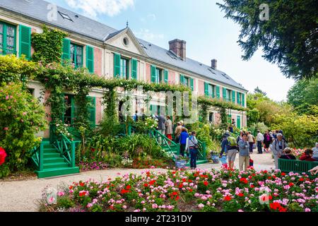 Maison de Monet et visiteurs à Giverny, le jardin du peintre impressionniste français Claude Monet, Normandie, Nord de la France Banque D'Images