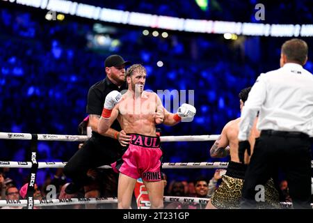 Manchester, Royaume-Uni. Dillon Danis tente une attaque de grappin sur Logan Paul lors de l'événement de boxe Prime Card à Manchester Arena. Paul a gagné par disqualification. Crédit : Benjamin Wareing / Alamy Live News Banque D'Images