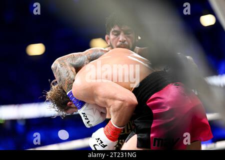 Manchester, Royaume-Uni. Dillon Danis tente une attaque de grappin sur Logan Paul lors de l'événement de boxe Prime Card à Manchester Arena. Paul a gagné par disqualification. Crédit : Benjamin Wareing / Alamy Live News Banque D'Images