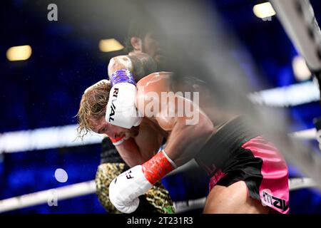 Manchester, Royaume-Uni. Dillon Danis tente une attaque de grappin sur Logan Paul lors de l'événement de boxe Prime Card à Manchester Arena. Paul a gagné par disqualification. Crédit : Benjamin Wareing / Alamy Live News Banque D'Images