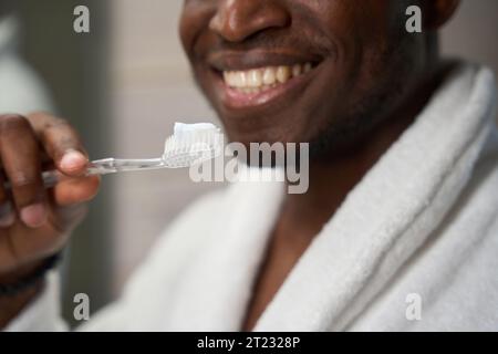 L'homme en peignoir est prêt à se brosser les dents Banque D'Images