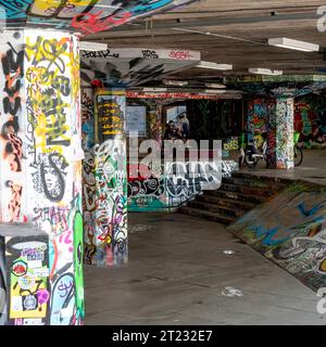 Graffiti sur les murs et les poteaux dans le parc de skateboard, rive sud, Londres, Royaume-Uni Banque D'Images