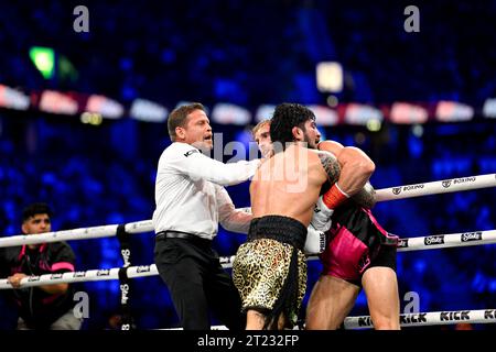 Manchester, Royaume-Uni. Dillon Danis tente une attaque de grappin sur Logan Paul lors de l'événement de boxe Prime Card à Manchester Arena. Paul a gagné par disqualification. Crédit : Benjamin Wareing / Alamy Live News Banque D'Images