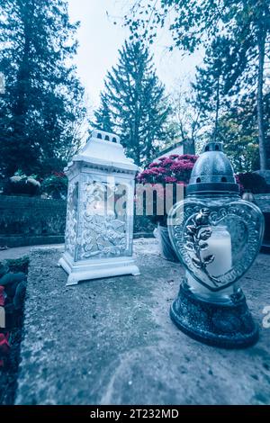 Célébration de la journée de toutes les âmes dans le cimetière, décoration tradiotionnelle sur la pierre tombale Banque D'Images