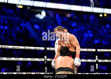 Manchester, Royaume-Uni. Dillon Danis tente une attaque de grappin sur Logan Paul lors de l'événement de boxe Prime Card à Manchester Arena. Paul a gagné par disqualification. Crédit : Benjamin Wareing / Alamy Live News Banque D'Images