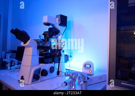 Matériel de laboratoire moderne utilisé pour la procédure d'injection intracytoplasmique de sperme Banque D'Images