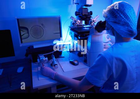 Spécialiste de la reproduction expérimenté dans l'injection intracytoplasmique de spermatozoïdes Banque D'Images