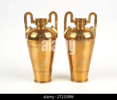 Paire de vases en laiton Art Nouveau des années 1900 dans le style de Gustave Serrurier-Bovy Banque D'Images