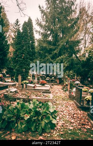 Fête de toutes les âmes dans le cimetière, décoration chrétienne traditionnelle sur pierre tombale, bougies, lanternes, fleurs Banque D'Images