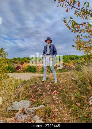 Belle femme sur de vastes mines à ciel ouvert près de Beroun avec des montagnes de sable. Banque D'Images