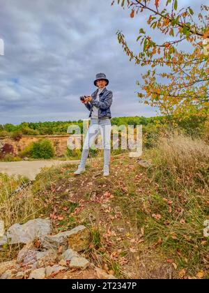 Belle femme prend une photo sur de vastes mines à ciel ouvert près de Beroun. Tchèque. Banque D'Images