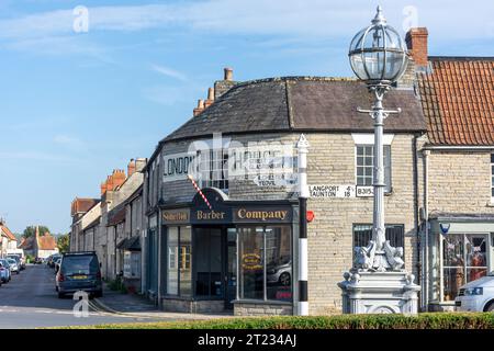 Lampe de couronnement du roi Edward VII et panneau de rue, Broad Street, Somerton, Somerset, Angleterre, Royaume-Uni Banque D'Images