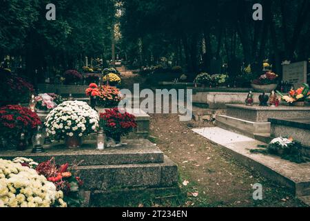 Fête de toutes les âmes dans le cimetière, décoration chrétienne traditionnelle sur pierre tombale, bougies, lanternes, fleurs Banque D'Images