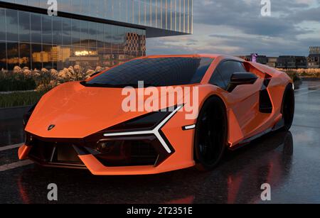 Lamborghini Revuelto contre un immeuble de bureaux moderne dans une belle lumière du soir Banque D'Images
