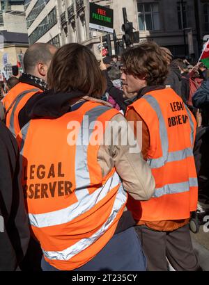 Trois observateurs juridiques travaillant comme volontaires lors d'une manifestation pro-palestinienne à Londres, Royaume-Uni, le 14 octobre 2023. Banque D'Images