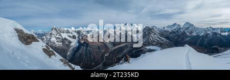 Mont Everest, Nuptse, Lhotse avec mur de la face sud, Makalu, Chamlang Belle vue panoramique d'un Haut Himalaya du haut site de camping de Mera Peak à 580 Banque D'Images