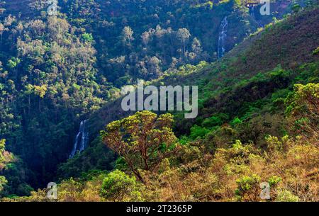 Belles montagnes couvertes de forêt et de cascades par une matinée ensoleillée dans l'état de Minas Gerais au Brésil Banque D'Images