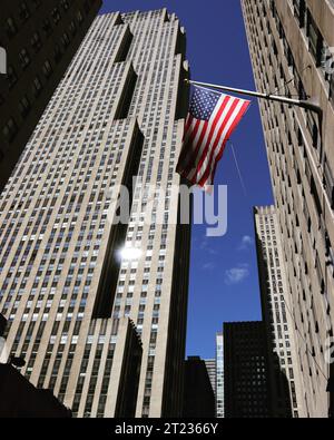 Drapeau américain autour de Rockefeller Plaza, à Manhattan, New York, États-Unis Banque D'Images