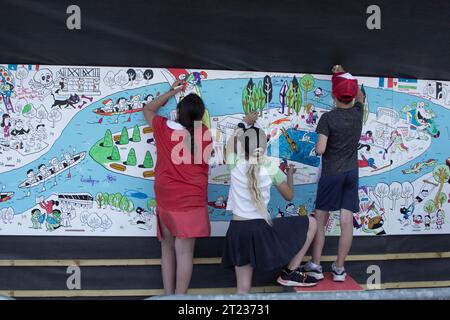 Enfants coloriant une frise à Rouen, Normandie, lors de l'Armada de Rouen 2023. Banque D'Images