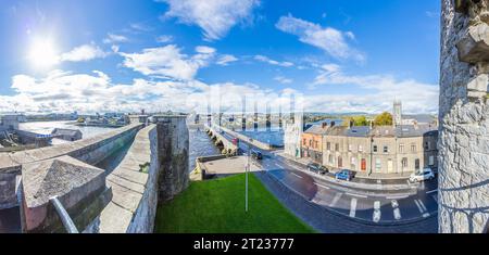 Vue panoramique sur le mur de la ville de Limerick et le pont Thomond Banque D'Images