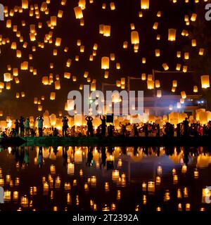 Les gens libèrent des lanternes de ciel pour rendre hommage au triple joyau : Budhha, Dharma et Sangha pendant le festival Yi Peng. Banque D'Images