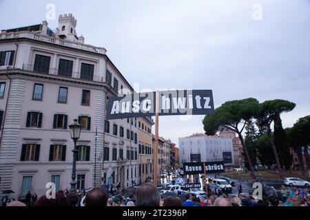 Rome, RM, Italie. 16 octobre 2023. marche silencieuse pour commémorer les Juifs morts dans les camps de concentration nazis, à l'occasion du 80e anniversaire de la rafle des Juifs par les nazis-fascistes à Rome (image de crédit : © Matteo Nardone/Pacific Press via ZUMA Press Wire) À USAGE ÉDITORIAL UNIQUEMENT! Non destiné à UN USAGE commercial ! Banque D'Images