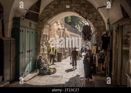 La population locale et les petits magasins sont dans les rues du quartier musulman dans la vieille ville de Jérusalem, Israël. Banque D'Images