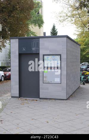 Berlin, Allemagne, 12 octobre 2023, toilette publique chez Planufer à Kreuzberg. Banque D'Images