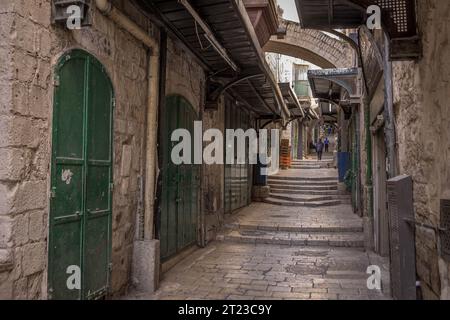 Les rues vides et les escaliers en pierre de la vieille ville historique de Jérusalem en Israël. Banque D'Images