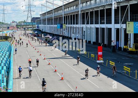 Les cyclistes participent au Challenge London Triathlon Banque D'Images