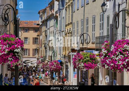 Vieille ville d'Antibes montrant la 'place National' centrale et les rues voisines avec des fleurs. Banque D'Images