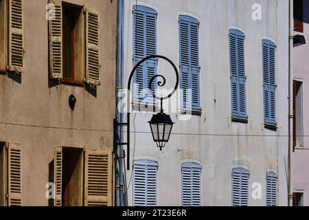 Vieille ville d'Antibes montrant la 'place National' centrale et les rues voisines avec des fleurs. Banque D'Images