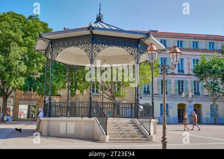 Vieille ville d'Antibes montrant la 'place National' centrale et les rues voisines avec des fleurs. Banque D'Images