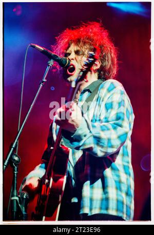 ROBERT SMITH, THE CURE, 1996 : Robert Smith de The Cure joue en direct au Cardiff International Arena CIA sur le Swing Tour à Cardiff, pays de Galles, Royaume-Uni le 9 décembre 1996. Le groupe tourne avec leur album Wild Mood Swings. Photo : Rob Watkins Banque D'Images