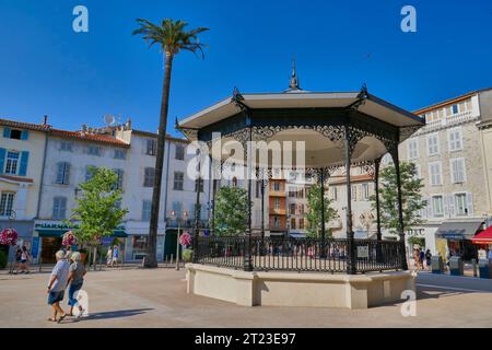 Vieille ville d'Antibes montrant la 'place National' centrale et les rues voisines avec des fleurs. Banque D'Images