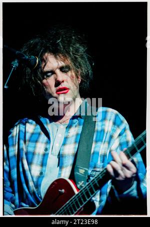 ROBERT SMITH, THE CURE, 1996 : Robert Smith de The Cure joue en direct au Cardiff International Arena CIA sur le Swing Tour à Cardiff, pays de Galles, Royaume-Uni le 9 décembre 1996. Le groupe tourne avec leur album Wild Mood Swings. Photo : Rob Watkins Banque D'Images