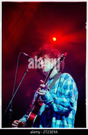 ROBERT SMITH, THE CURE, 1996 : Robert Smith de The Cure joue en direct au Cardiff International Arena CIA sur le Swing Tour à Cardiff, pays de Galles, Royaume-Uni le 9 décembre 1996. Le groupe tourne avec leur album Wild Mood Swings. Photo : Rob Watkins Banque D'Images