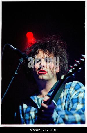 ROBERT SMITH, THE CURE, 1996 : Robert Smith de The Cure joue en direct au Cardiff International Arena CIA sur le Swing Tour à Cardiff, pays de Galles, Royaume-Uni le 9 décembre 1996. Le groupe tourne avec leur album Wild Mood Swings. Photo : Rob Watkins Banque D'Images