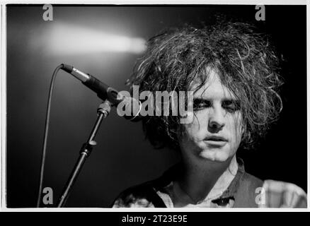 ROBERT SMITH, THE CURE, 1996 : Robert Smith de The Cure joue en direct au Cardiff International Arena CIA sur le Swing Tour à Cardiff, pays de Galles, Royaume-Uni le 9 décembre 1996. Le groupe tourne avec leur album Wild Mood Swings. Photo : Rob Watkins Banque D'Images