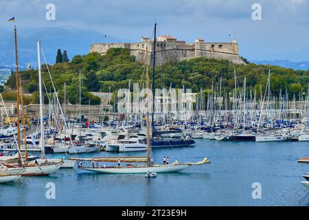 Pittoresque vue sur le port avec voiliers et château historique à Port Vauban, Antibes avec Fort Carre en arrière-plan Banque D'Images