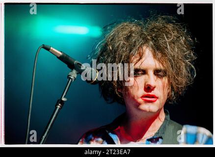 ROBERT SMITH, THE CURE, 1996 : Robert Smith de The Cure joue en direct au Cardiff International Arena CIA sur le Swing Tour à Cardiff, pays de Galles, Royaume-Uni le 9 décembre 1996. Le groupe tourne avec leur album Wild Mood Swings. Photo : Rob Watkins Banque D'Images