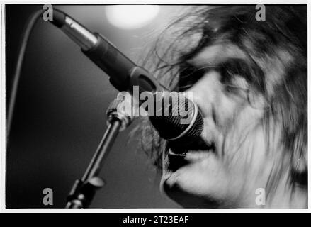ROBERT SMITH, THE CURE, 1996 : Robert Smith de The Cure joue en direct au Cardiff International Arena CIA sur le Swing Tour à Cardiff, pays de Galles, Royaume-Uni le 9 décembre 1996. Le groupe tourne avec leur album Wild Mood Swings. Photo : Rob Watkins Banque D'Images