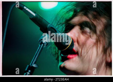 ROBERT SMITH, THE CURE, 1996 : Robert Smith de The Cure joue en direct au Cardiff International Arena CIA sur le Swing Tour à Cardiff, pays de Galles, Royaume-Uni le 9 décembre 1996. Le groupe tourne avec leur album Wild Mood Swings. Photo : Rob Watkins Banque D'Images