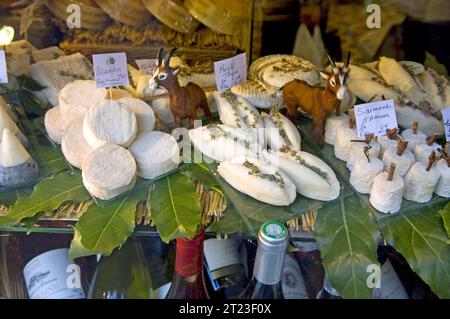 Fromages français exposés dans la vitrine Banque D'Images