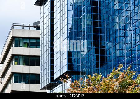 Londres City Skyline le long de la Tamise Banque D'Images
